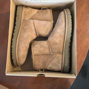 UGG Classic Mini II - new in box